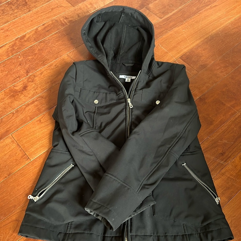 Great condition women’s DKNY fleece lined water, repellent, jacket. Size medium.